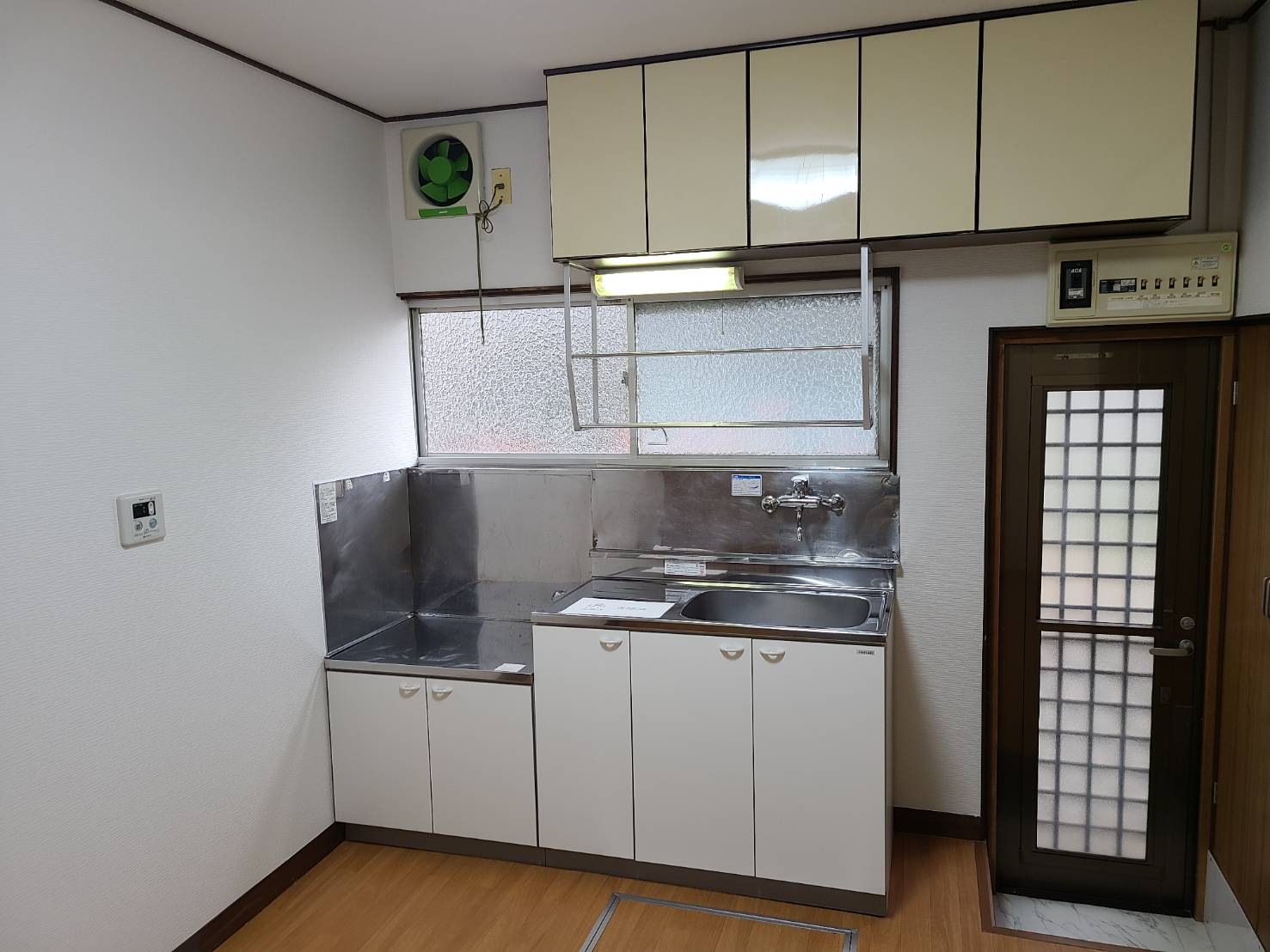 キッチン　キッチンには勝手口もあります