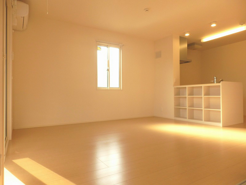 居室・リビング　角部屋はリビングに窓があります。