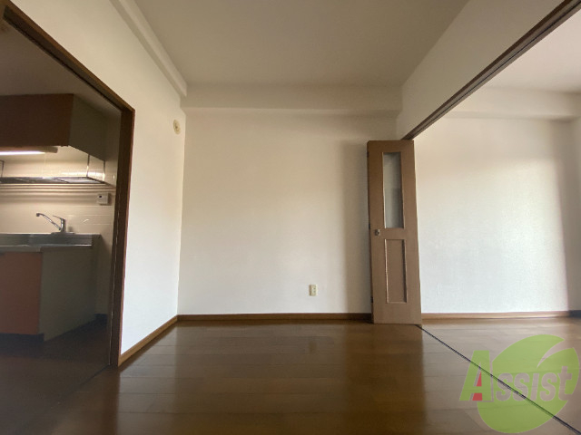 居室・リビング　１１帖の洋室です。広々として、きれいですね。