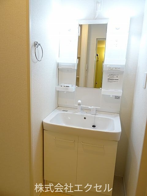 洗面設備　シャワー付き洗面台です。