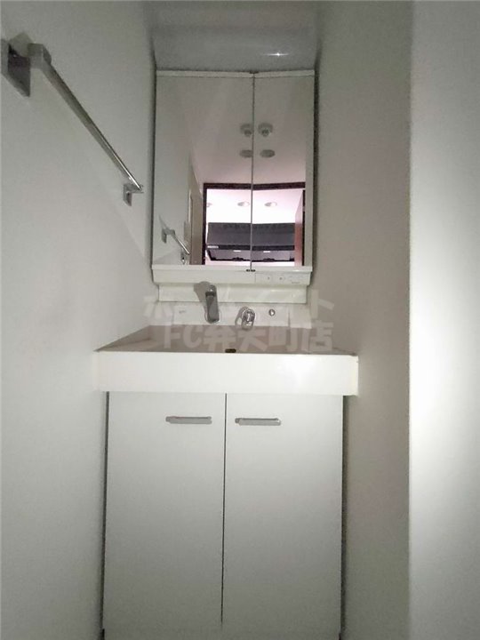 洗面設備　ゆったりとスペースのある洗面所