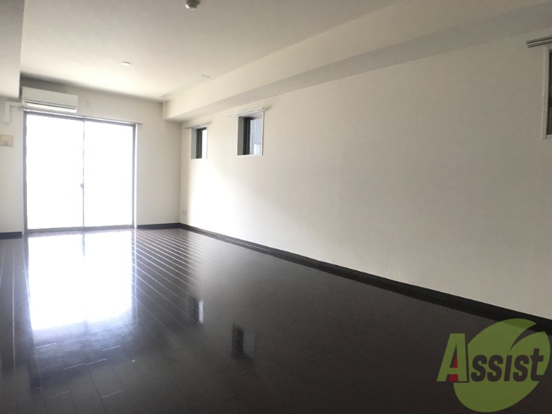 居室・リビング　陽当たりが良く、とても奥行きのあるリビングです。