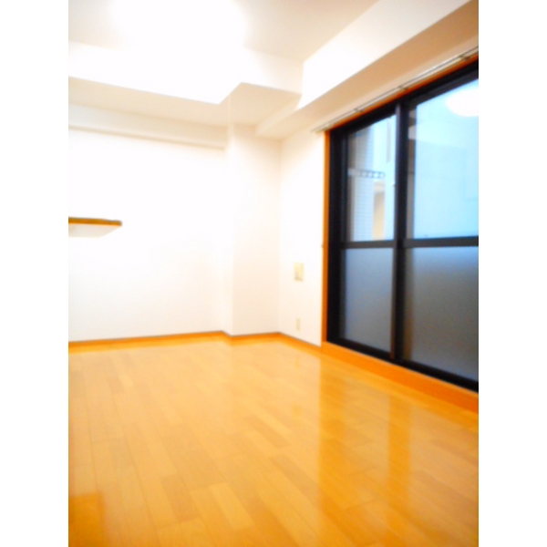 居室・リビング　落ち着いた色合いの床材を使用した居住空間