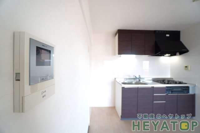 セキュリティ　不意の訪問もモニター付きドアホンで安心確認（同仕様写真）