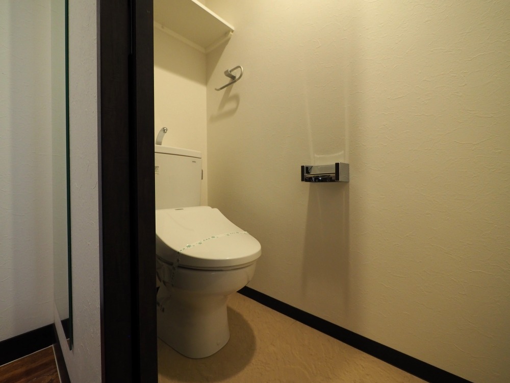 トイレ　落ち着いた色調のトイレです