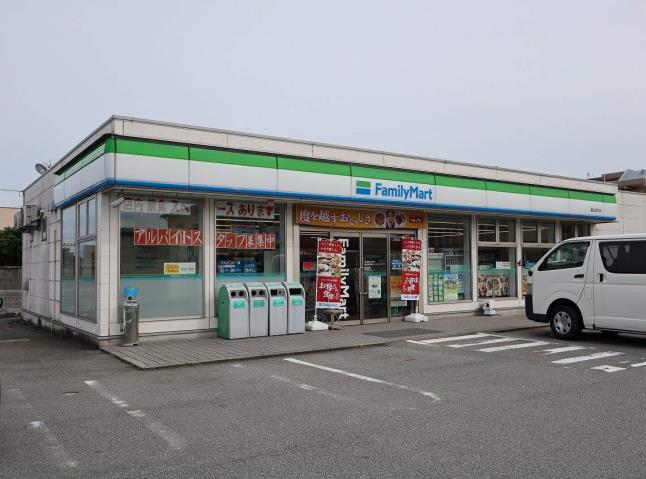 コンビニ　ファミリーマート（コンビニ）まで1058m