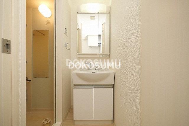 洗面設備　忙しい朝もスムーズに。使いやすさを追求した清潔な洗面空間。
