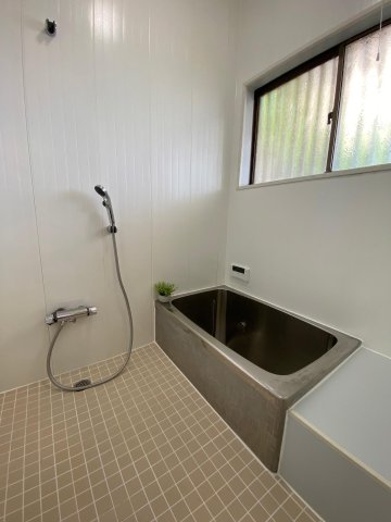 バス・シャワールーム　新品のシャワー水栓と追い焚き機能付きの給湯器つきです