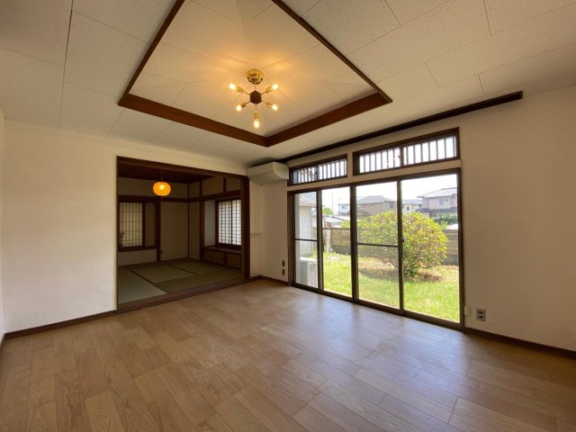 居室・リビング　フローリングの床に高い天井のお家です　畳も２部屋あります
