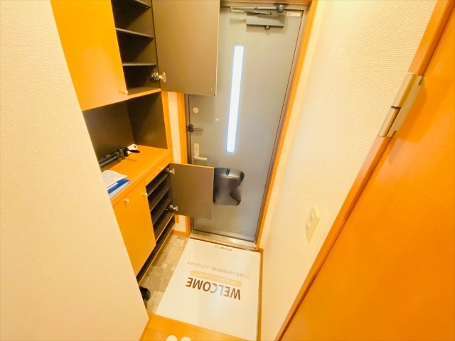 玄関　同一建物内２０２号室内装写真転載