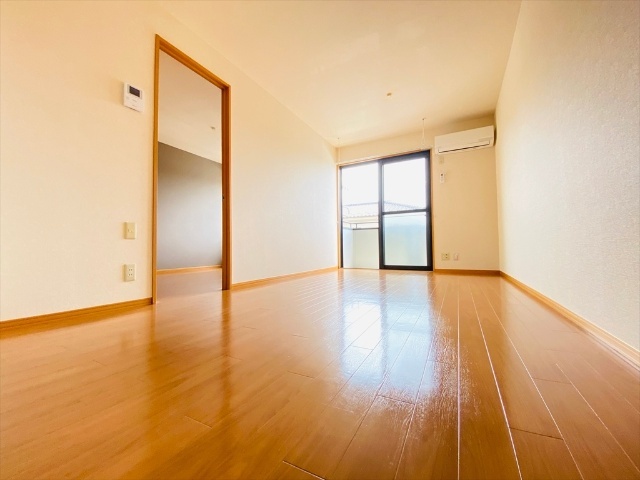 居室・リビング　同一建物内２０２号室内装写真転載