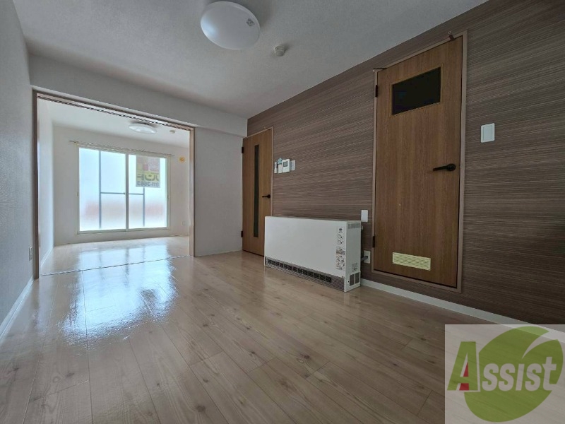 居室・リビング　木目のフローリングは落ち着きのある印象のお部屋になりますね。