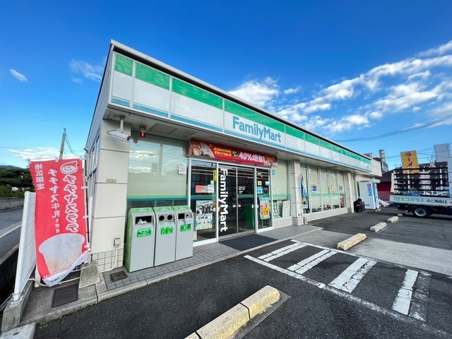コンビニ　ファミリーマート西原八丁目店（コンビニ）まで334m