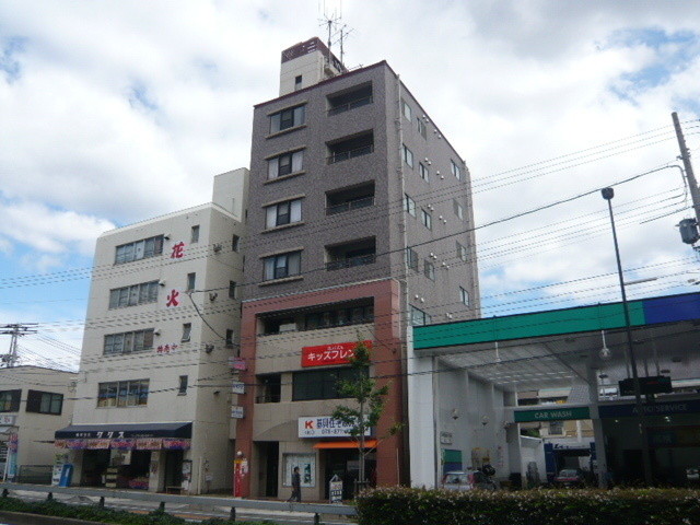 建物外観　大通りに面し夜道も安心