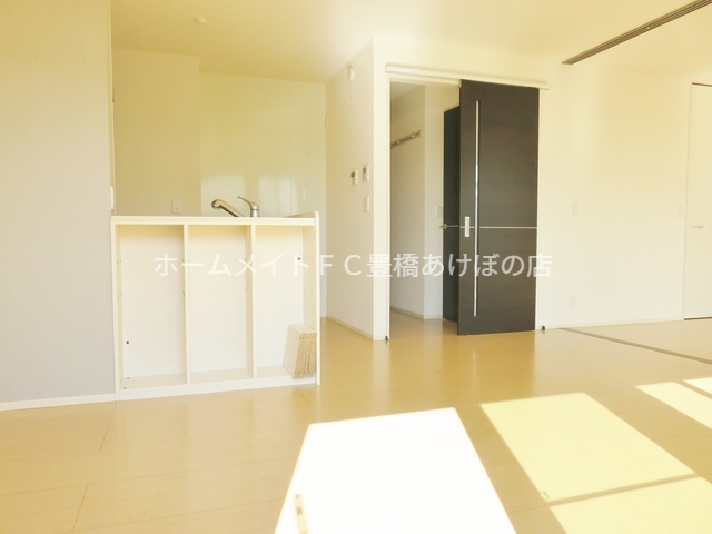 居室・リビング　同型別部屋写真（反転）