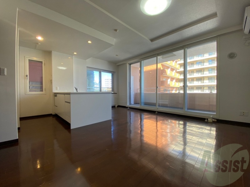 居室・リビング　広くてキレイなお部屋が広がっていて、充実した生活が送れそう。