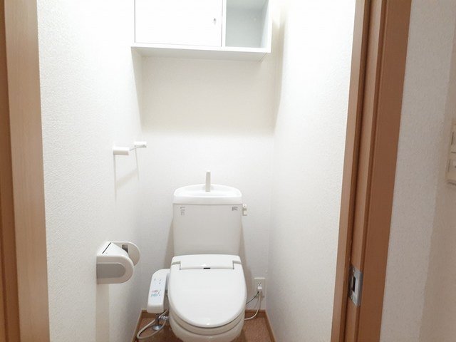トイレ　落ち着いた色調のトイレです