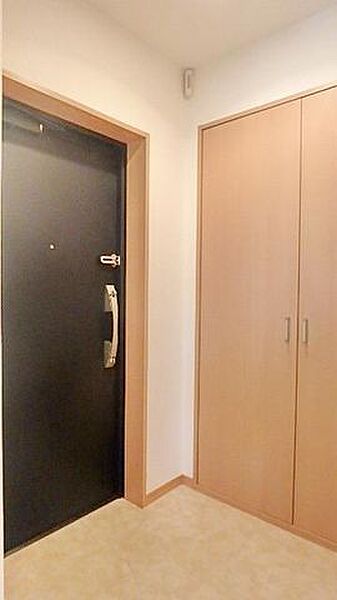 玄関　※別部屋の参考写真です。