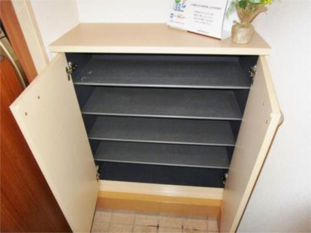 玄関　下駄箱あります