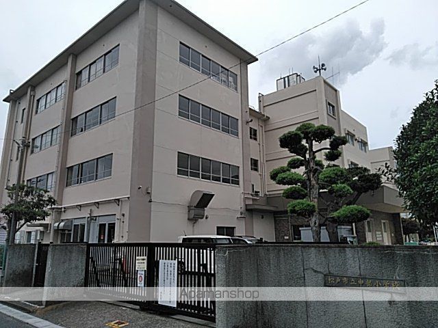 小学校　松戸市立中部小学校（小学校）まで206m