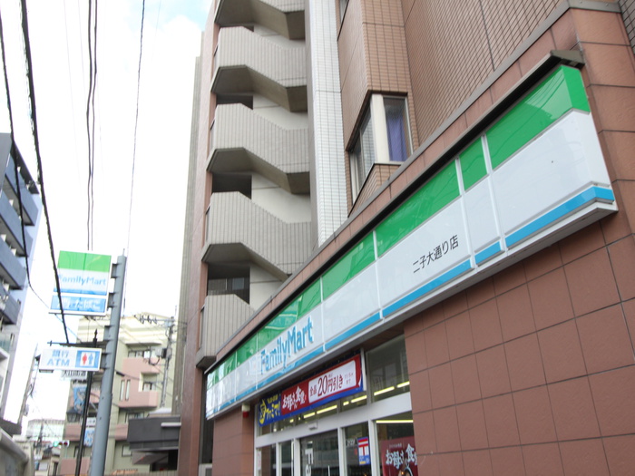 コンビニ　ファミリーマート二子新地店（コンビニ）まで222m