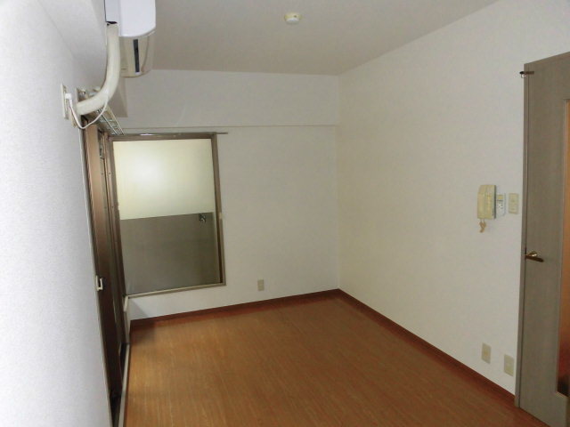 居室・リビング　外の光が差し込む明るいお部屋です