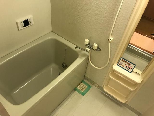 バス・シャワールーム　追い焚き付きのお風呂