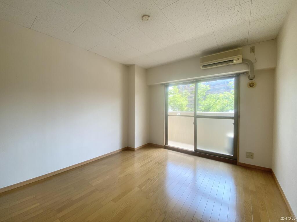 居室・リビング　別号室のお部屋になります。