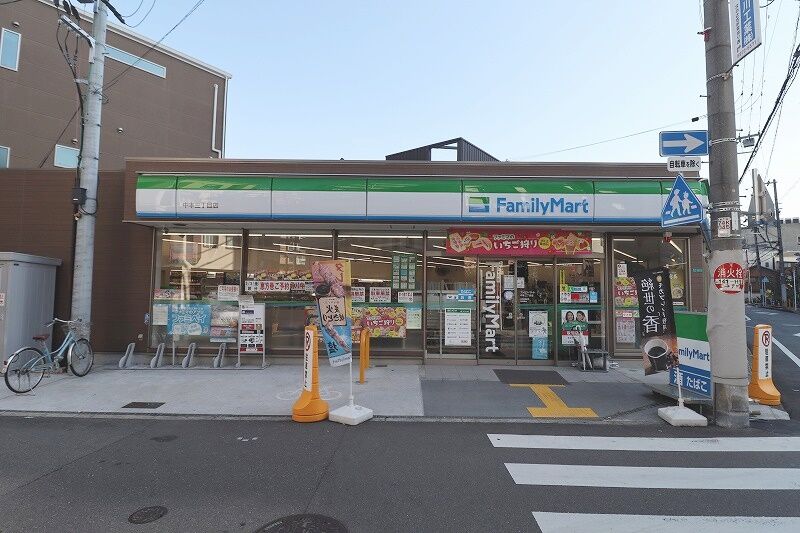 コンビニ　ファミリーマート中本三丁目店（コンビニ）まで331m