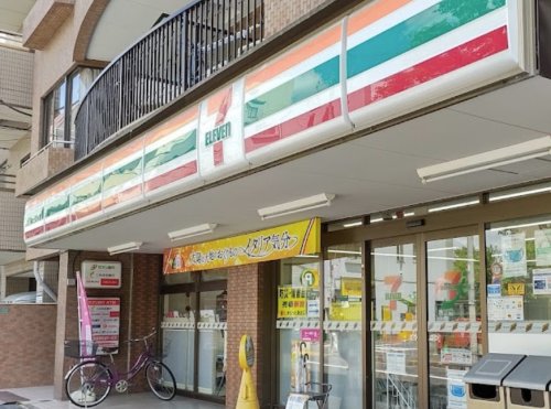 コンビニ　セブンイレブン 都立文京高校前店（コンビニ）まで588m