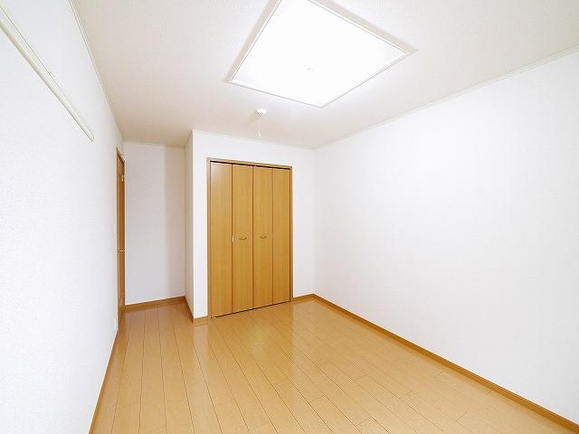 その他部屋・スペース　開放的な寝室です