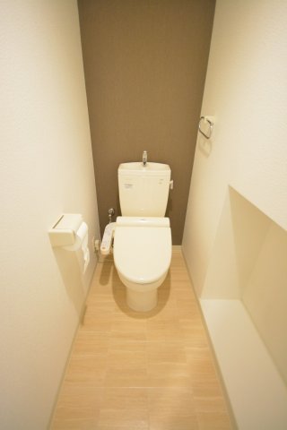 トイレ　落ち着いた色調のトイレです