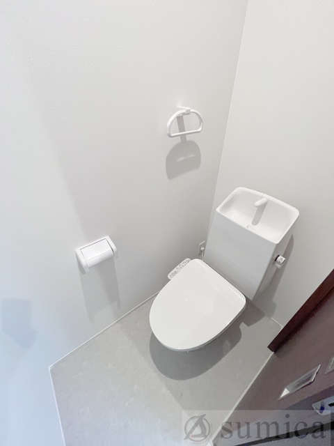 トイレ　人気アイテムの温水洗浄便座。清潔感のあるトイレです。