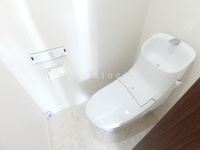 トイレ　嬉しい温水洗浄便座付きのトイレです。