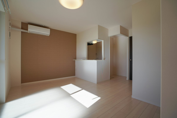 居室・リビング　同じ建物の別なお部屋