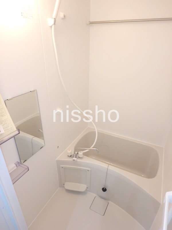 バス・シャワールーム　バストイレ別！棚や鏡も付いています