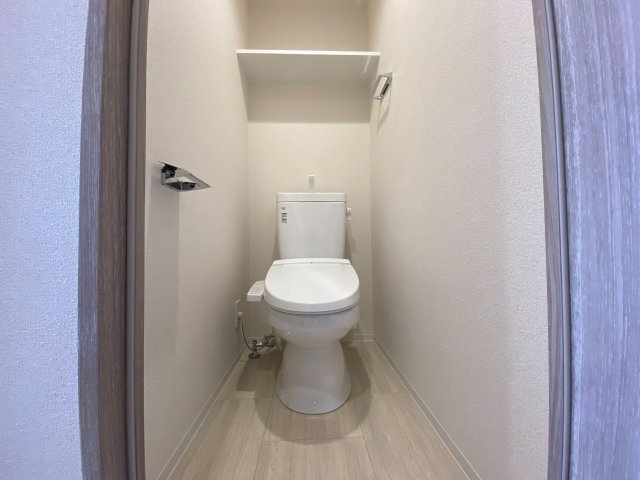 トイレ　落ち着いた色調のトイレです