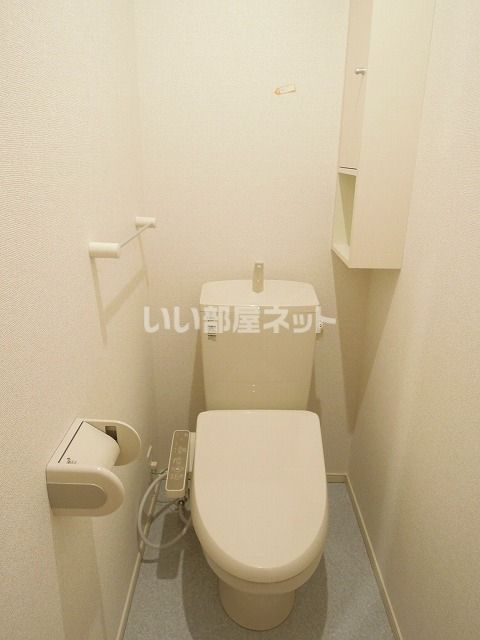 ＪＲ東海道本線 静岡駅 バス乗車時間：18分 最寄りバス停で下車 徒歩5分 2階建 築11年のトイレ写真