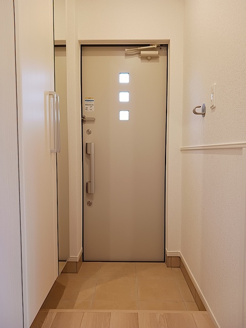 ＪＲ中央線 高尾駅 バス乗車時間：5分 最寄りバス停で下車 徒歩1分 2階建 築1年の玄関写真