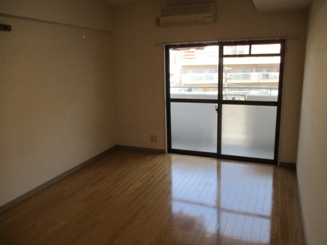 居室・リビング　明るいお部屋で気分も上々ですね