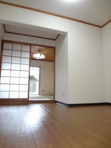 ＪＲ東海道本線 能登川駅 徒歩12分 3階建 築39年の居間写真