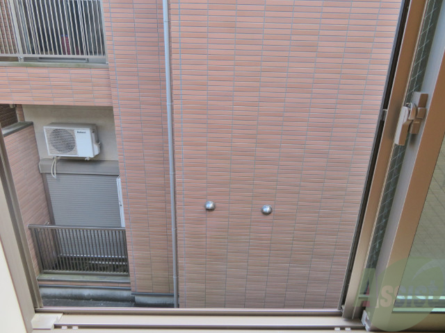 バルコニー　大通りに面していないので、車の騒音も心配ないですね。