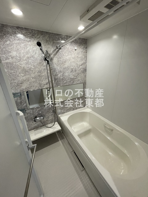バス・シャワールーム　追焚・浴室乾燥機付快適バスルーム！便利で清潔感ある空間です