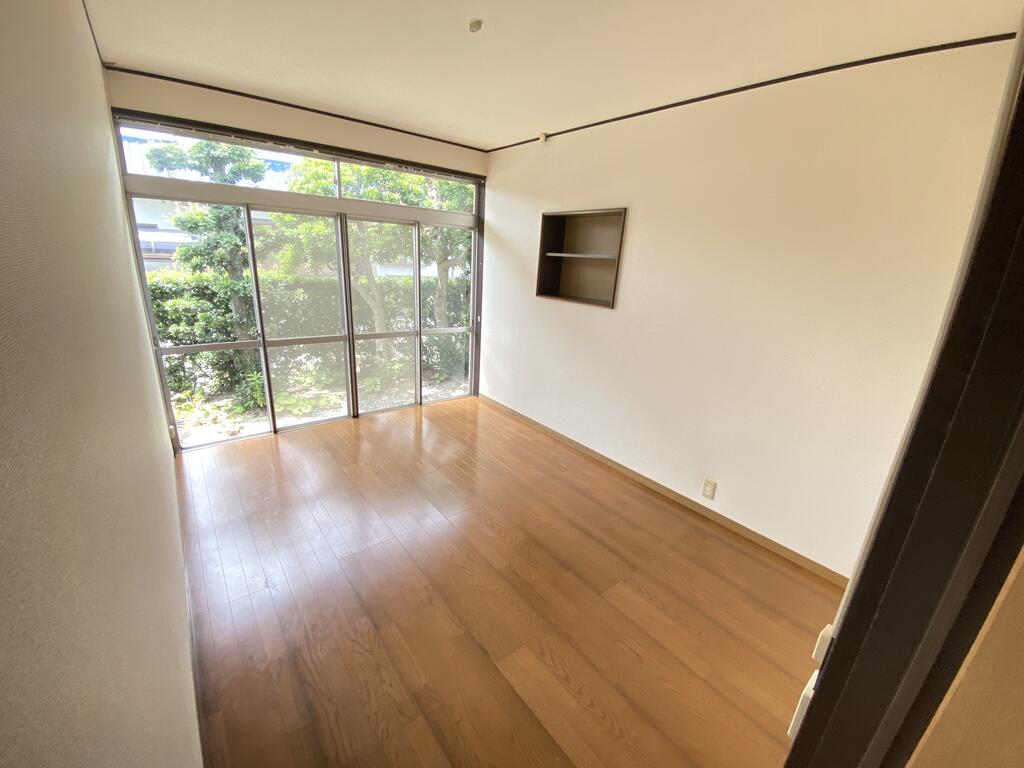 ＪＲ山陽本線 岡山駅 バス乗車時間：45分 最寄りバス停で下車 徒歩4分 2階建 築57年の居間写真