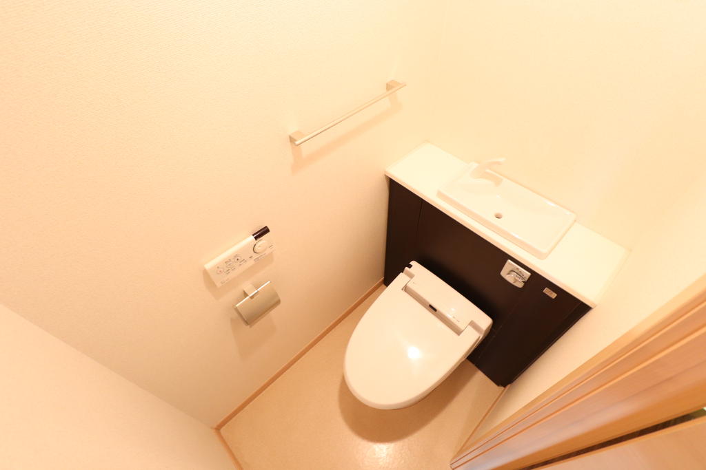 トイレ　温水洗浄付きトイレです！タンクが見えないデザインのトイレ☆