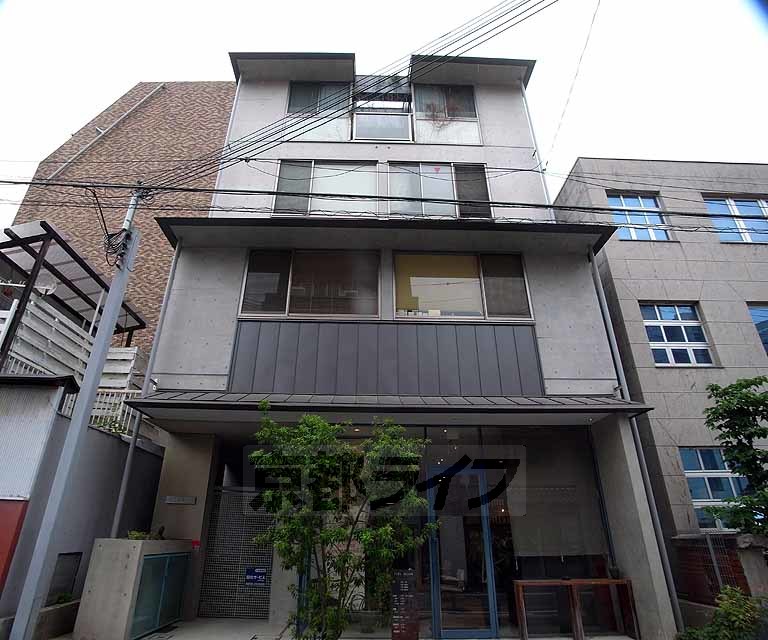 京都市中京区六丁目のマンションの建物外観