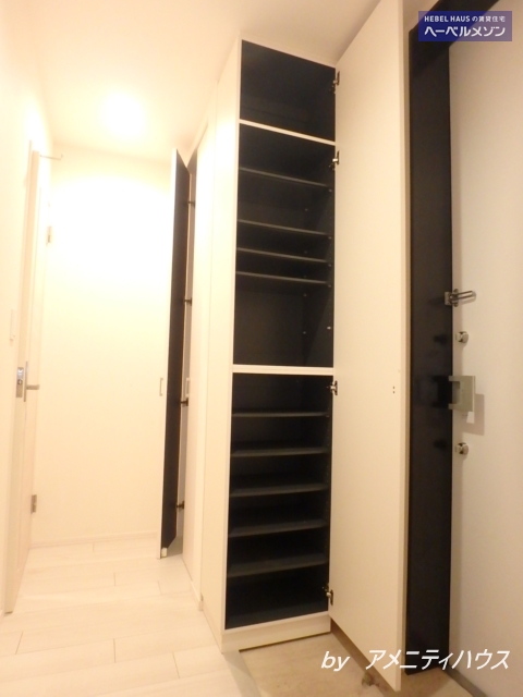 玄関　●トールサイズの下駄箱で、玄関回りもスッキリ。