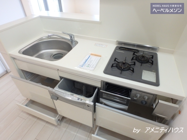 キッチン　●２口ガスコンロ・グリル付きのシステムキッチン。