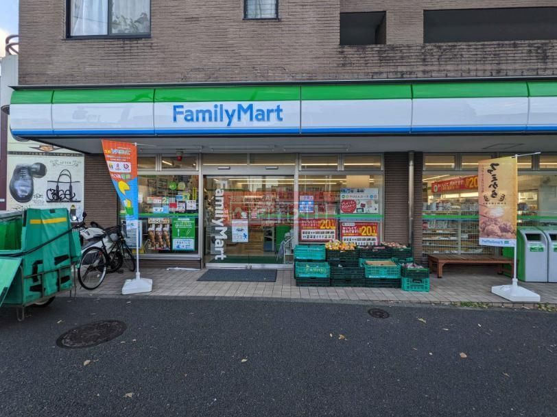 コンビニ　ファミリーマート世田谷北沢四丁目店（コンビニ）まで330m