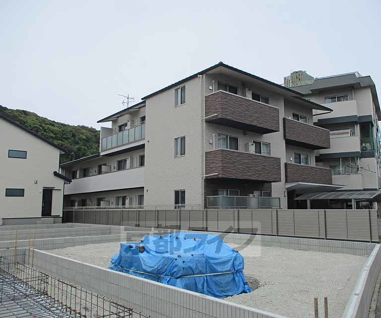京都市西京区松室中溝町のマンションの建物外観